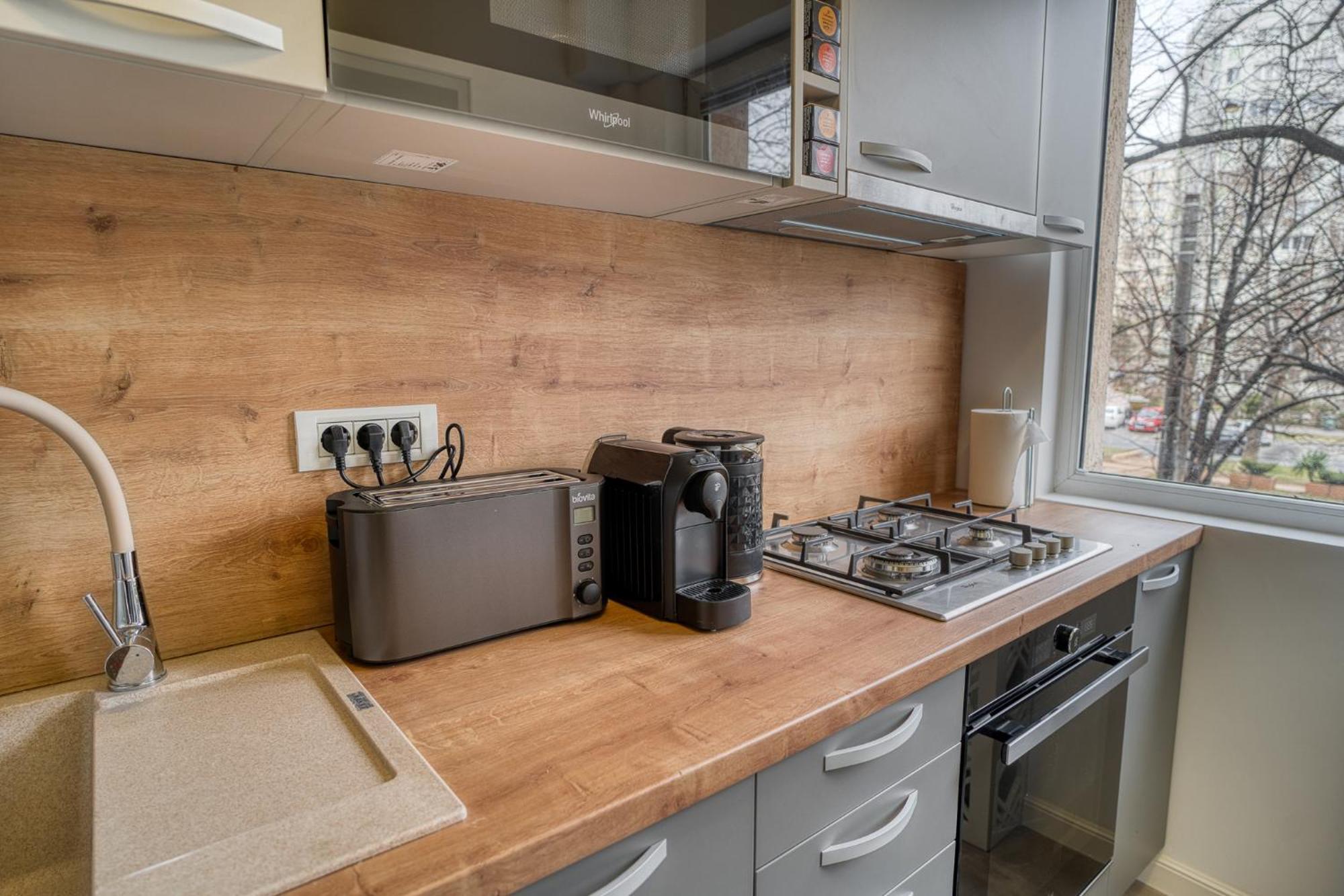 City Chic Retreat: Newly Renovated 1Br Apartment Bukarest Exterior foto